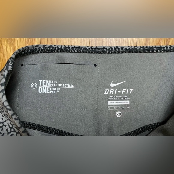 Nike Dri-FIT Black and Gray Capri Leggings Size XS - Picture 4 of 7